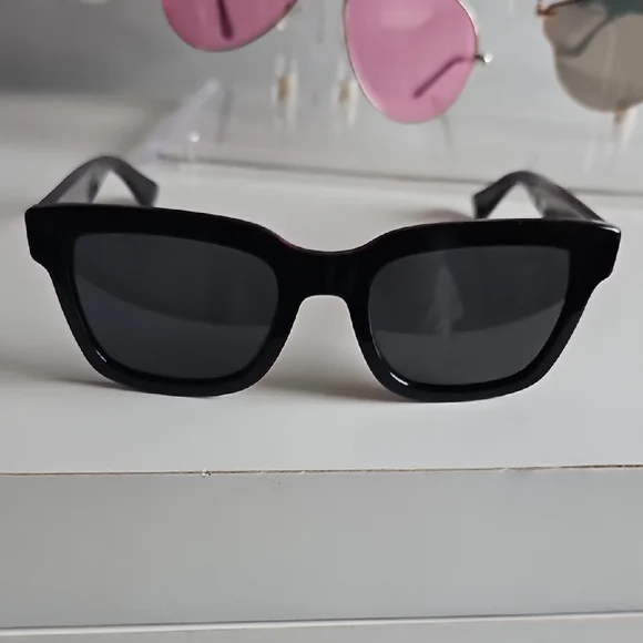 Gucci | Accessories | Gucci Black Wayfarer Sunglasses Sleek 